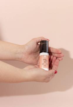 Imagen secundaria 2 - Dos aceites y un sérum específicamente formulados para pelo rizado