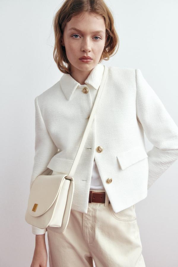 La comodidad de los bolsos bandolera no puede faltar en ningún armario de entretiempo ¿te atreves con un tono como el blanco? Bolso de asa larga de Zara (89,99 euros). 