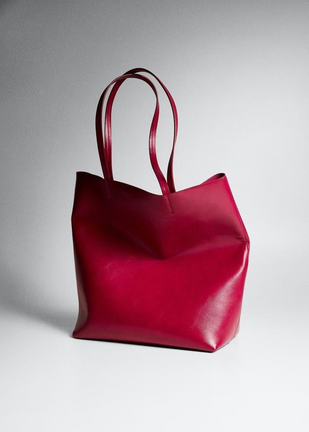 Otra propuesta donde podrás llevar todo lo imprescindible para tu día a día. Bolso en color rojo oscuro de Mango (25,99 euros): 