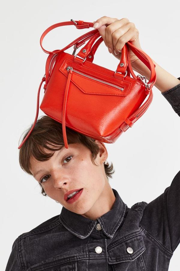 Y de cara a los próximos meses, no podía faltar una propuesta a todo color. Bolso con cremalleras en rojo de H&M (24,99 euros). 