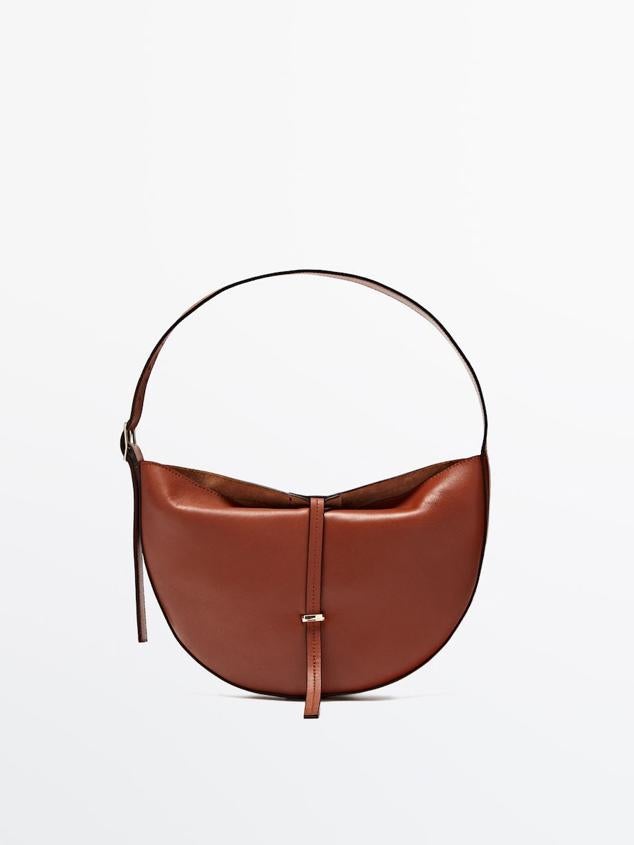Un diseño de media luna, en un color todoterreno. Bolso de piel de Massimo Dutti (99,99 euros). 