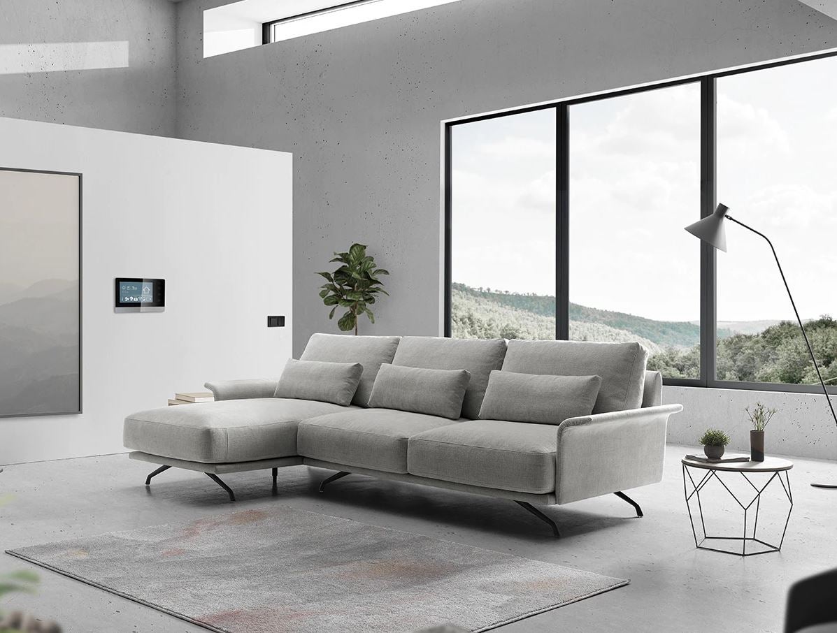 Minimalista, cómodo, versátil y muy funcional, este sofá con chaiselongue de diseño está rebajado en El Corte Inglés y es perfecto para cualquier salón, sea del estilo que sea.  Cómpralo aquí