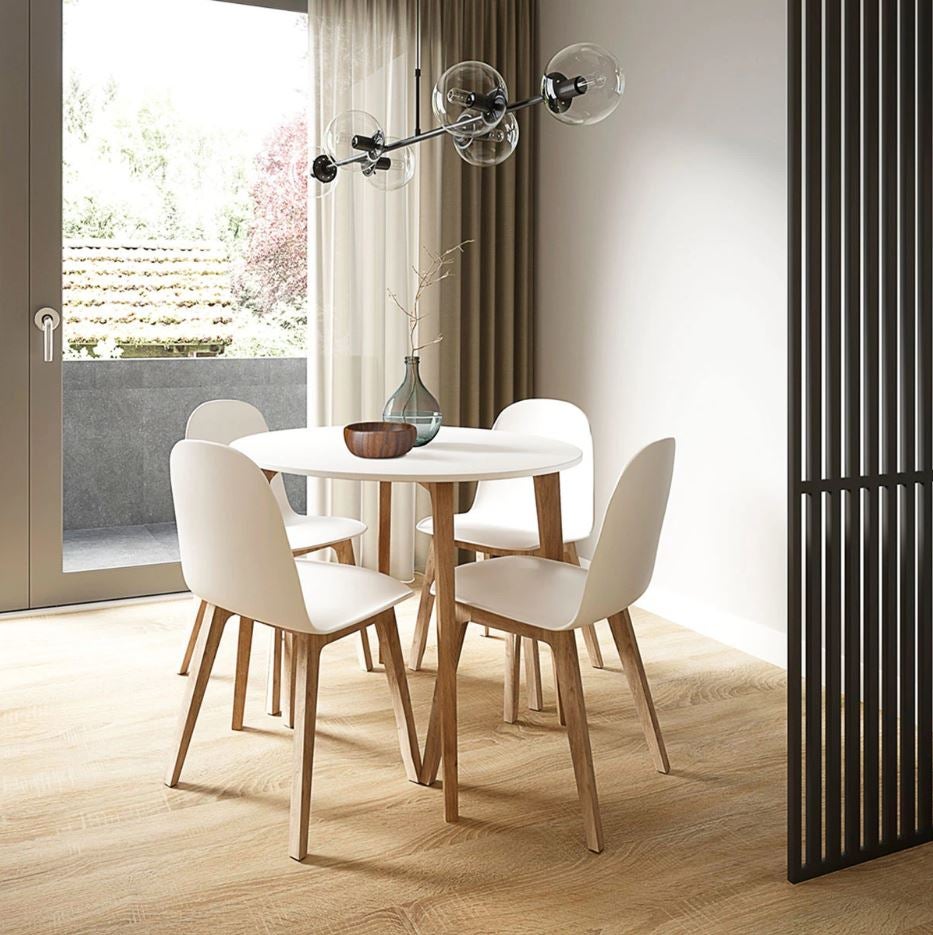 En este caso, encontramos la versión low cost de una de las sillas más imitadas del diseño: la DSW que Charles y Ray Eames. Igual de cómoda y ornamental que cuando se creó en los años 50, réplica de El Corte Inglés está rebajada a 84 euros. Cómpralo aquí