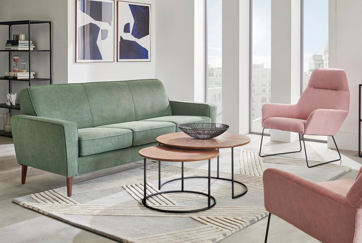 El terciopelo, los tonos soft, la importancia de los muebles auxiliares, el uso de la madera combinada con el metal, las siluetas redondeadas... El Mid Century Modern se apodera de este estiloso salón digno de revista... ¡y rebajado! Cómpralo aquí