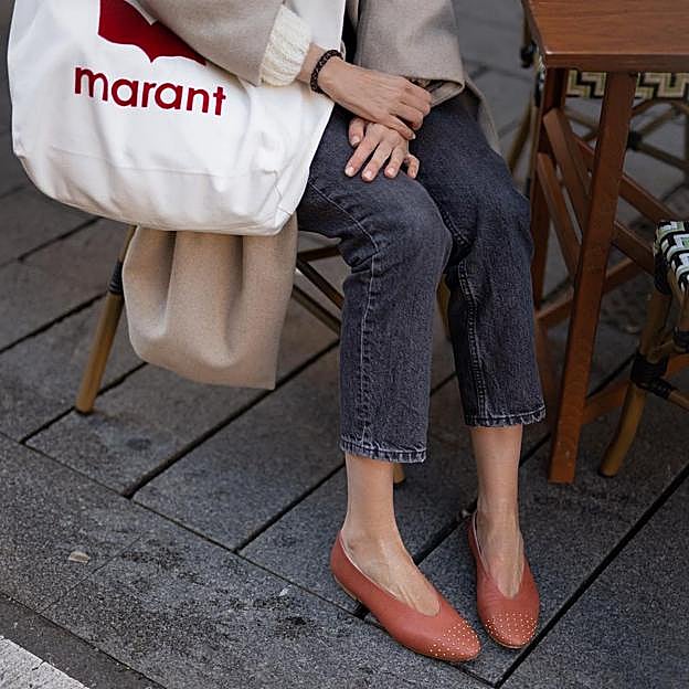 Las bailarinas bicolor de Parfois de 25 euros que alargan la figura y se convertirán en un básico de otoño