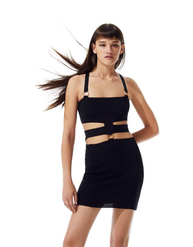 Este modelo de color negro cuenta con detalles de anillas, así como con aberturas en la cintura.  Cómpralo aquí