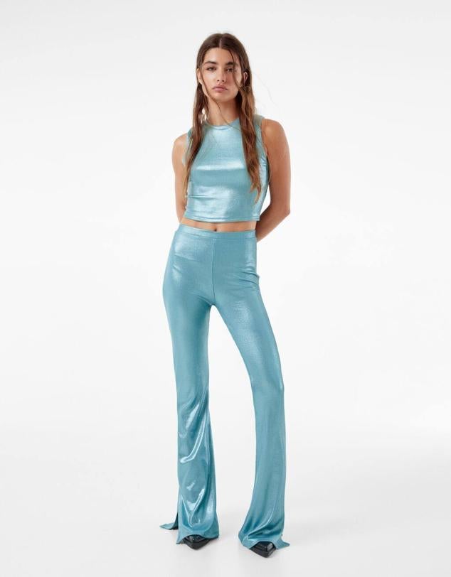 Estos pantalones metalizados y de acabado elástico los encontrarás en color plata y en azul claro.  Cómpralo aquí