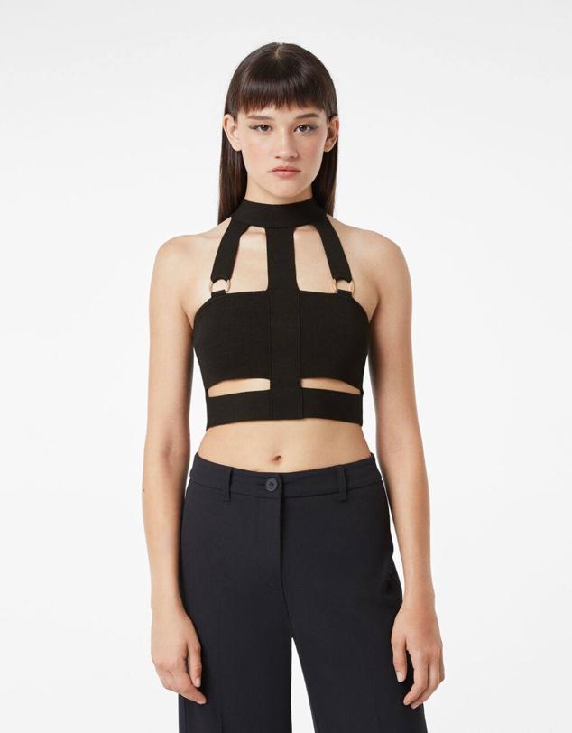 Otra buena opción es este modelo de estilo cut-out que cuenta con dos anillas en el escote.  Cómpralo aquí