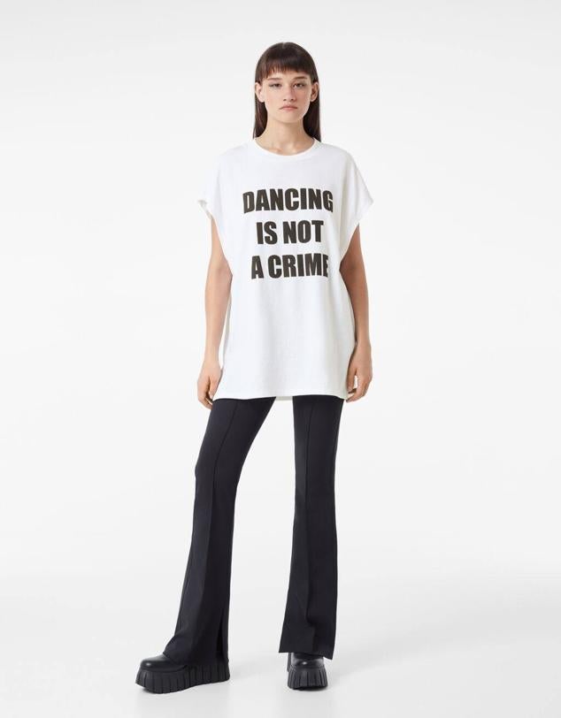 Para las amantes de los básicos, hemos escogido esta camiseta de color blanco y corte oversize.  Cómpralo aquí