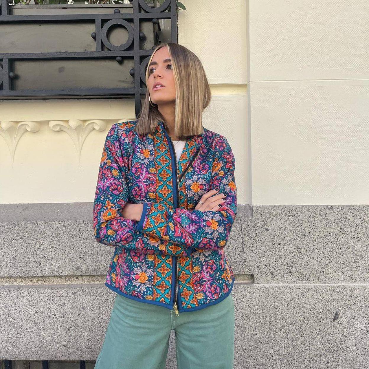 La influencer lleva un chaqueta estampada ligera y favorecedora