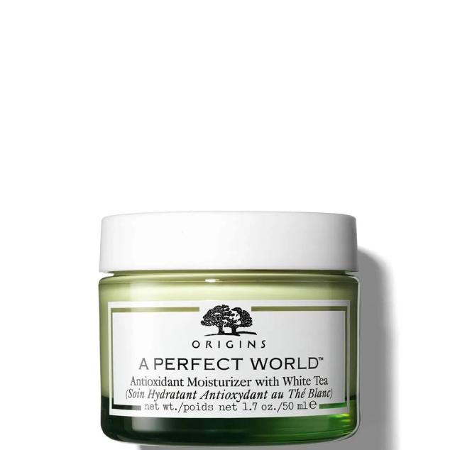 A Perfect World™ de Origins es una crema hidratante con acción antioxidante que refuerza la barrera protectora, revitaliza y hace la piel más flexible mediante una combinación de té blanco aguja plateada, agua y extracto de rosas, aceite de jojoba, centella asiática regeneradora, adenosina antiedad, extracto de algas, romero energizantes, vitaminas C y E y manteca de murumuru. Cómpralo aquí