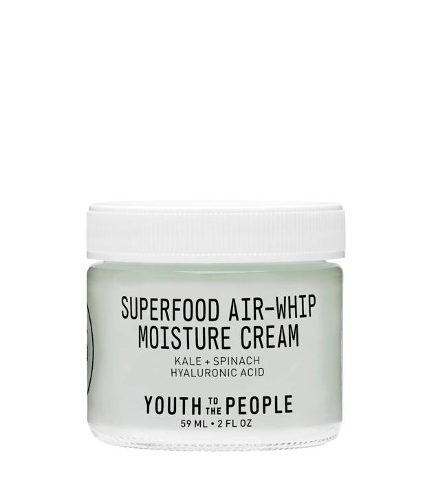 Superfood Air-Whip Moisture Cream de Youth to the People nutre, hidrata y fortalece intensamente gracias a la mezcla de vitaminas y superalimentos. Su fórmula revitaliza, aumenta la elasticidad y tersa la piel a través de una combinación de vitaminas C y E, pantenol, ácido hialurónico, kale, espinacas, té verde, aloe vera, alfalfa y camomila. Cómpralo aquí