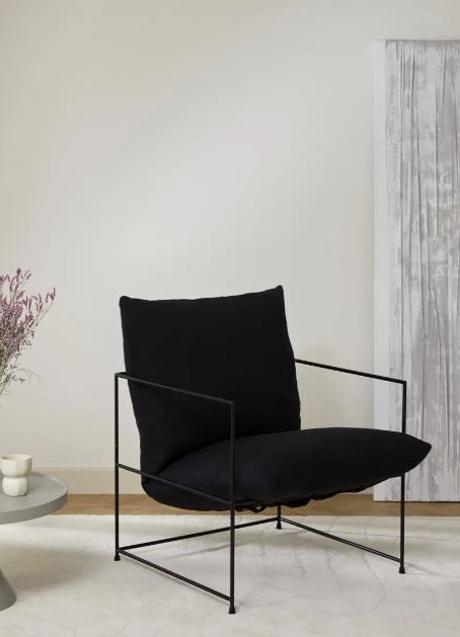 Imagen - Un sillón muy elegante de color negro con reposabrazos.