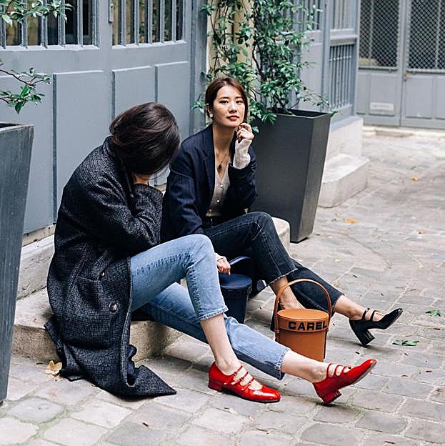 Imagen principal - Los zapatos tipo merceditas, con triple hebilla, son una de las apuestas de la nueva temporada de Zara. Zapatos de charol negro de Zara 39,99 euros 