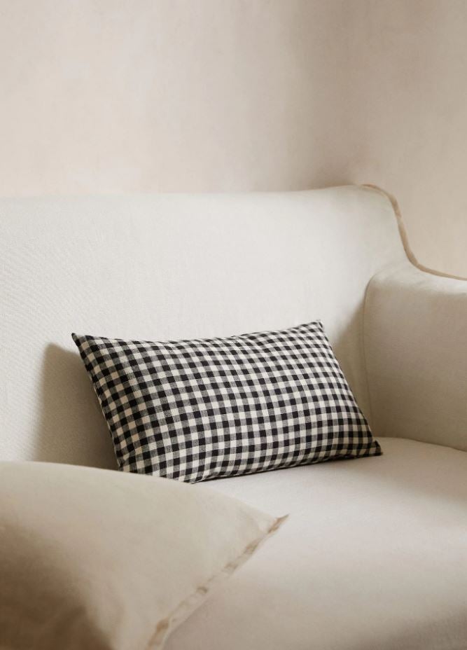 Imagen - Este cojín de cuadros blancos y negros ha sido pensado para crear dinamismo en cualquier sofá.