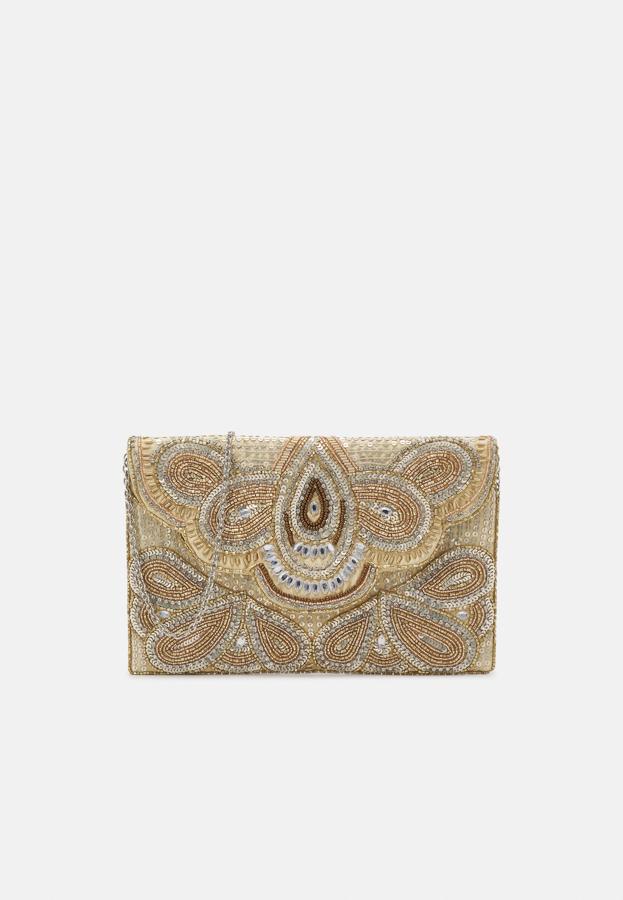 Bolso tipo sobre con lentejuelas y otros abalorios que se complementan a la perfección sobre un fondo vainilla. Es de Glamorous. Precio: 27,99 €. 