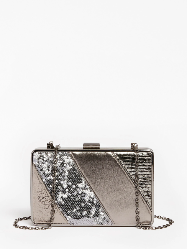 Bolso de fiesta metalizado con lentejuelas que podrás llevar con outfits básicos. Es de Guess. Precio: 120 €.