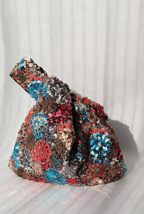 Bolso de fiesta con asa del mismo material con lentejuelas de colores fantasía. Es de Patadekoala. Precio: 27,95 €.