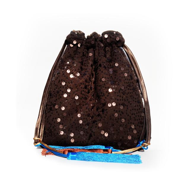 Un bolso sobrio, pero llamativo para mujeres elegantes que busquen la sofisticación de un complemento que sea el protagonista de todo su look. Es de Scilla&Cariddi. Precio: 95 €.