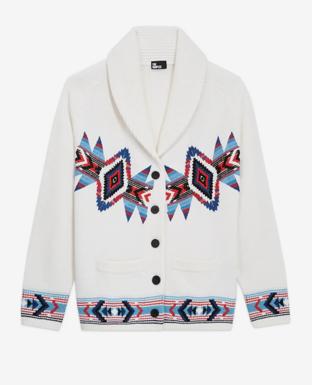 Cárdigan de lana con estampado étnico multicolor para looks total denim e incluso para combinar con looks más informales. Es de The Kooples. Precio: 295 €.