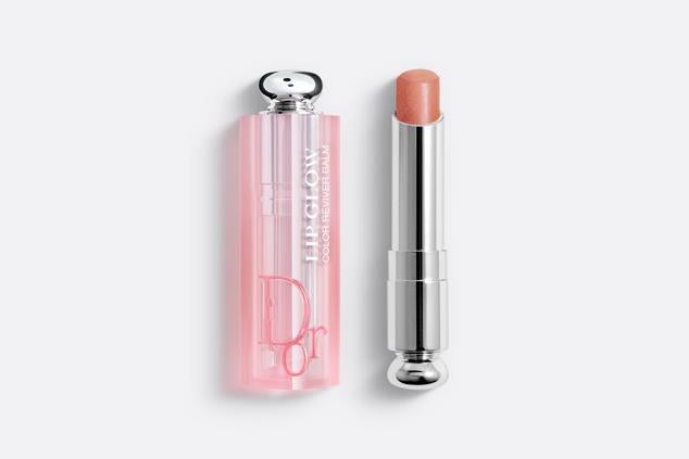 Labial intenso hidratante que realza el color natural de los labios proporcionando un efecto glow up con sus ingredientes naturales. Es de Dior. Precio: 39 €.