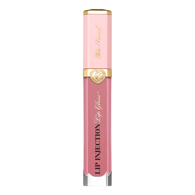 Consigue unos labios voluminosos e hidratantes con un aspecto terso desde su primera aplicación. Conseguirás un color intenso para un acabado bonito y lleno. Es de Too Faced. Precio: 29,99 €.