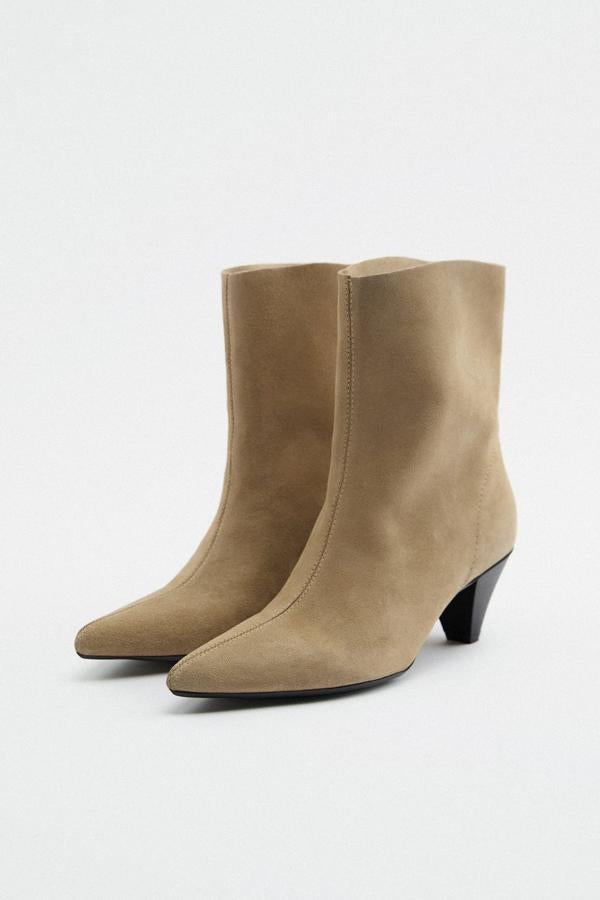 Queda poco para que podamos despedieros de las sandalias y volver a lucir botines. Botines de serraje de Zara (55,99 euros). 