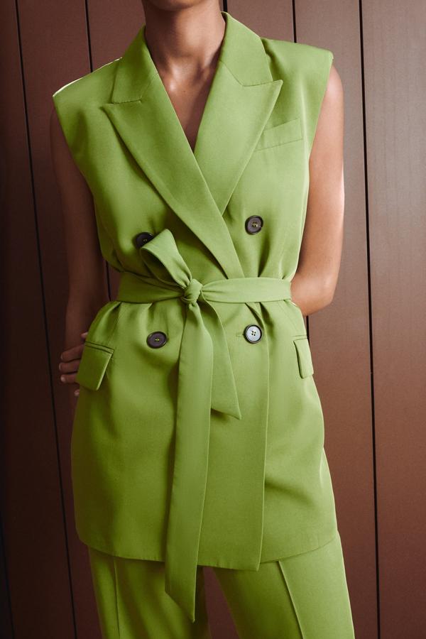 El chaleco se ha convertido en la prenda clave de la sastrería femenina. Chaleco verde con cinturón de Zara (59,99 euros). 