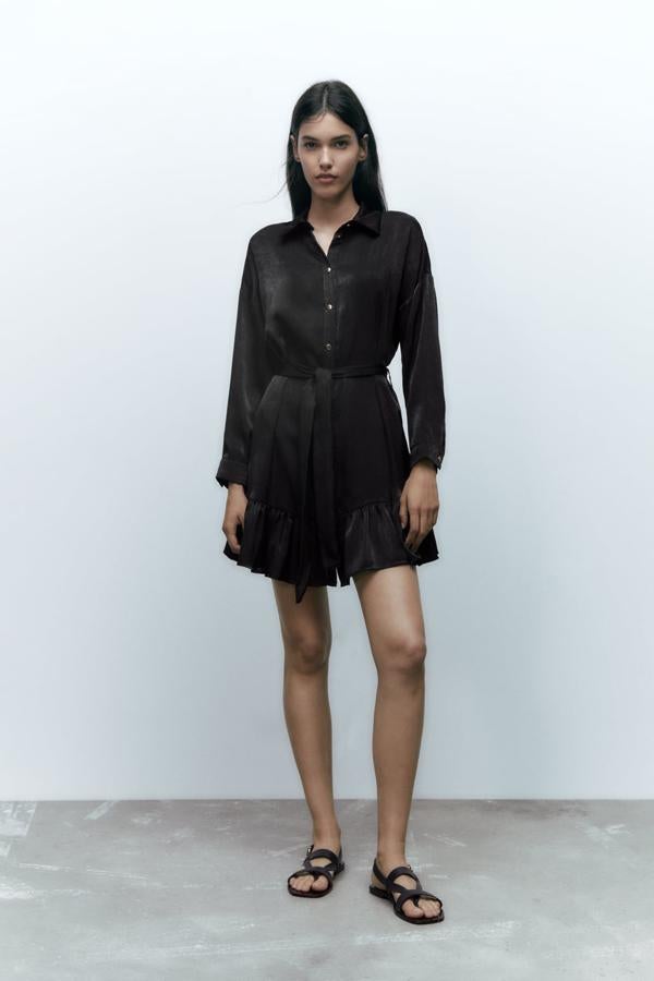 Otro de los básicos por excelencia de cualquier armario, en versión satinada. Mini vestido camisero de Zara (29,99 euros). 