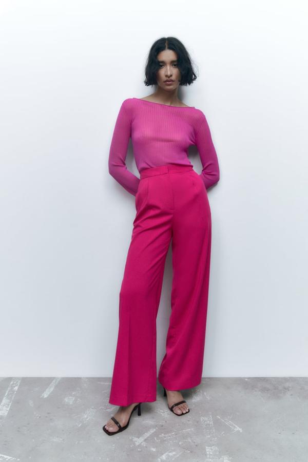 El color fucsia es uno de los tonos estrella de la nueva temporada, ¿te atreves a llevarlo sobre un pantalón de vestir? Pantalón ancho de Zara (29,99 euros). 