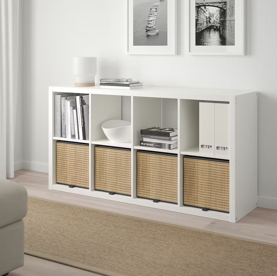 Ya hemos hablado largo y tendido de cómo unas sencillas cajas nos ayudan a transformar muebles icónicos como la estantería KALLAX en una pieza de diseño mucho más funcional. Estas cuestan 9 euros y proporcionan una gran capacidad de almacenaje. Cómpralo aquí