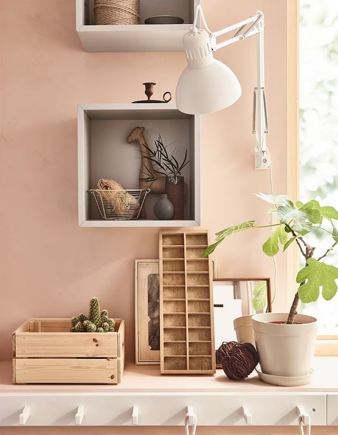 Para almacenaje o, simplemente, como elemento ornamental, no nos imaginamos ya nuestra casa sin cajas. Estas de madera de pino son perfectas como maceteros, y cuestan 6 euros. Cómpralo aquí