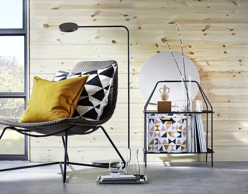 Los cojines son los reyes de la decoración de interiores por su poder casi mágico para transformar estancias por muy poco dinero, aportando notas de tendencia exquisitas. Estos de IKEA cuestan 3.50 euros. Cómpralo aquí