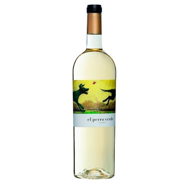 Este verdejo de la denominación de origen Rueda es un must en cualquier nevera que se precie de disfrutar de los buenos vinos blancos. De cuerpo medio y aromas clásicos, resulta ligeramente amargo en el final del trago, pero sin duda es una opción a tener en cuenta a la hora de elaborar una pequeña bodega infalible. Se puede consumir con el aperitivo, con arroces o con pescados. 