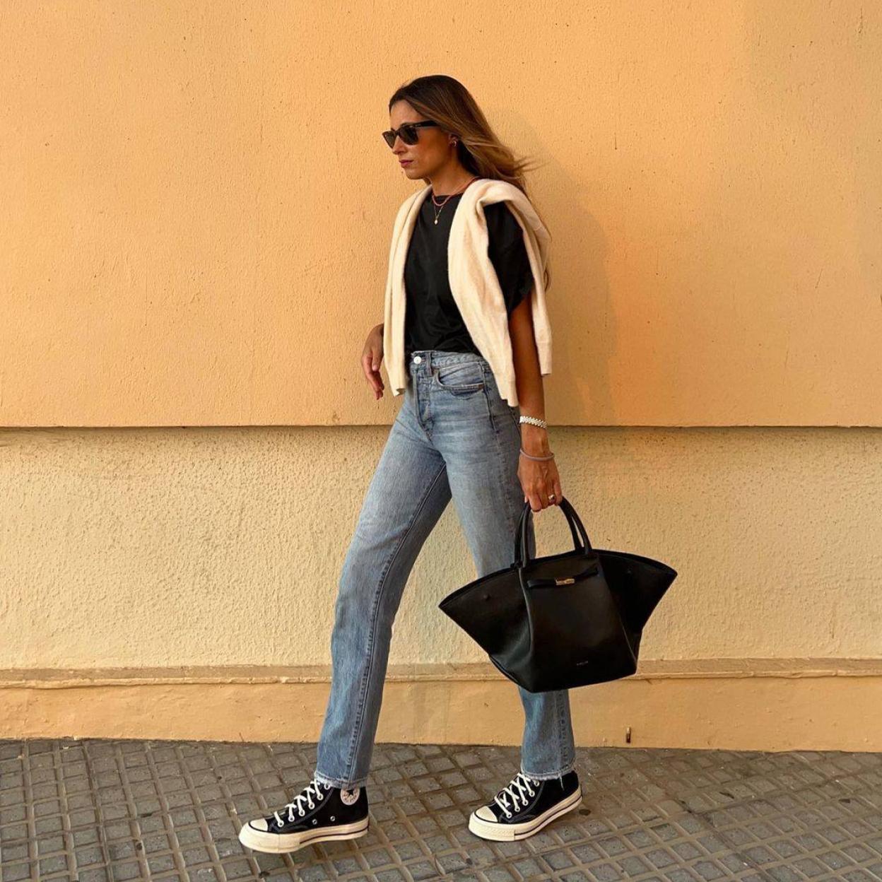 Influencer con look compuesto por prendas básicas