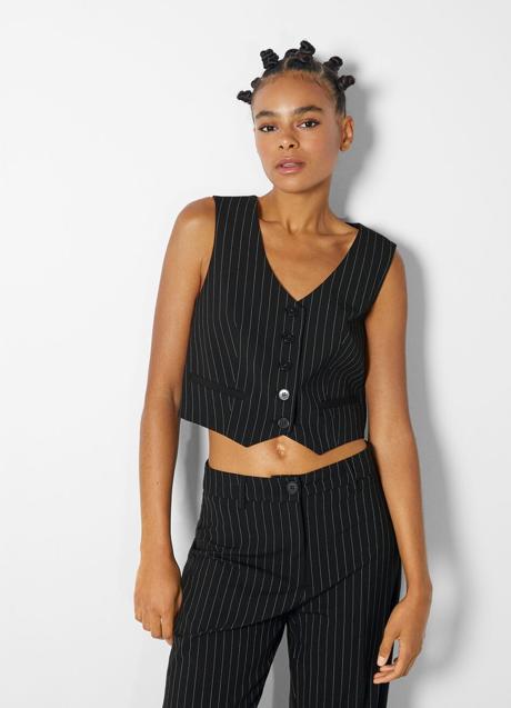 Imagen - Chaleco con rayas diplomáticas de Bershka. Foto: Bershka.