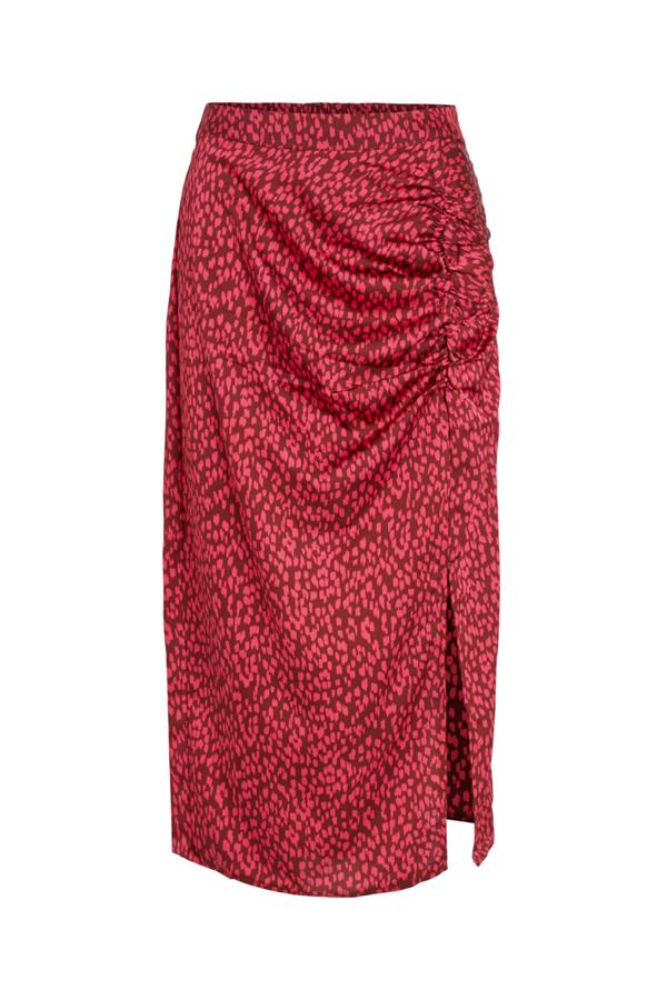 Falda satinada en animal print rojo y confeccionada con abertura lateral que comienza con fruncidos. Es de Cortefiel. Precio: 39,99 €.