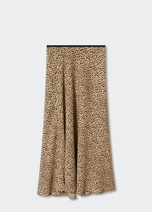 Falda midi con estampado animal print de corte fluido sin cierre, ya que está confeccionada mediante una cintura elástica que se adapta a cualquier silueta. Es de Mango. Precio: 25,99 €.