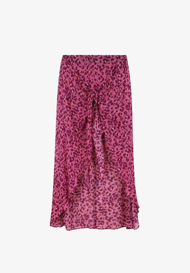 Falda de corte midi acampanada con fruncido delantero mediante nudo para crear un efecto fluido. Diseñada con un estampado animal print en rosa. Es de Scalpers. Precio: 59,90 €.