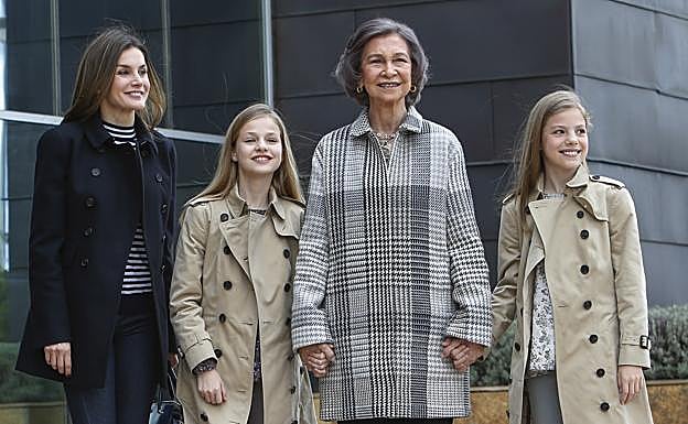 Letizia con sus hijas Leonor y Sofía y la abuela de ambas, la reina Sofía.