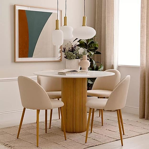 Redonda y con una pata en el medio, un diseño moderno pero al mismo tiempo muy elegante.