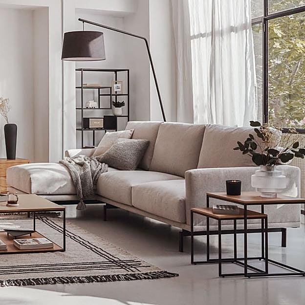 Una habitación con ventanales es ideal para disfrutar al máximo de la luz natural.