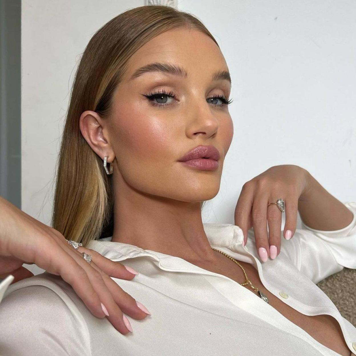 Rosie Huntington-Whiteley tiene una piel lisa, firma y repulpada alrededor de los labios