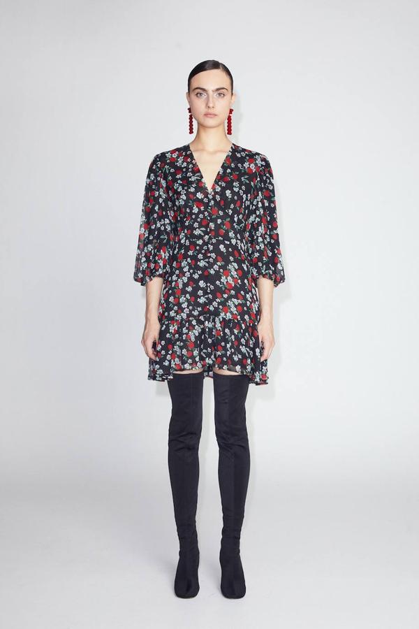 Otra buena opción es este modelo que tiene un diseño corto, el cuello de pico y la manga larga.