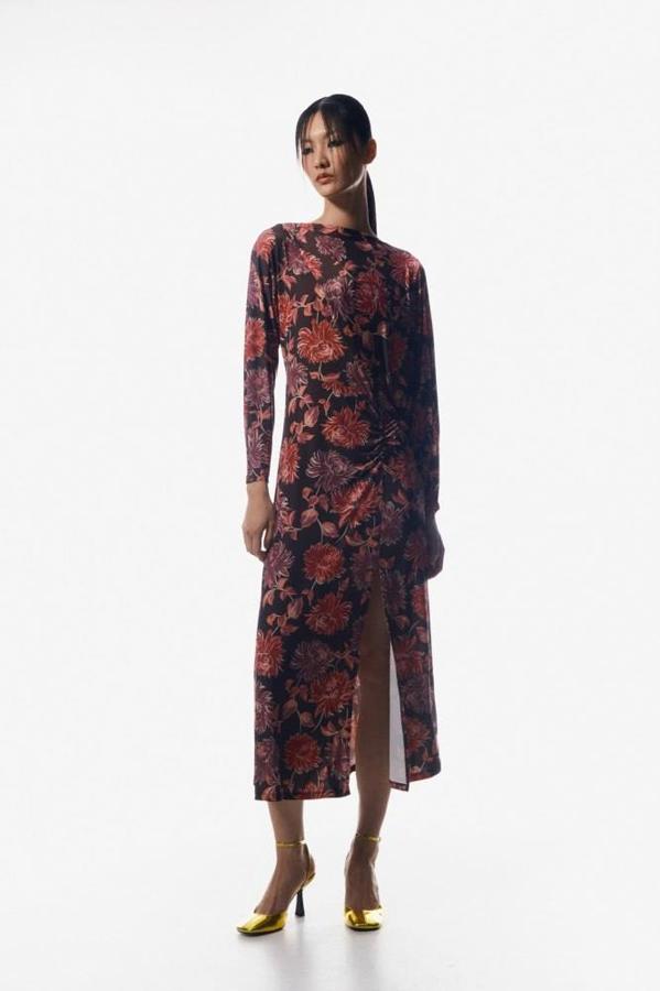 El más elegante es este vestido largo que cuenta con un estampado de flores en tonos rosas.