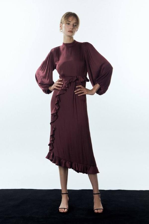 Las más clásicas van a enamorarse de este vestido rosa de estilo fluido y con un volante.