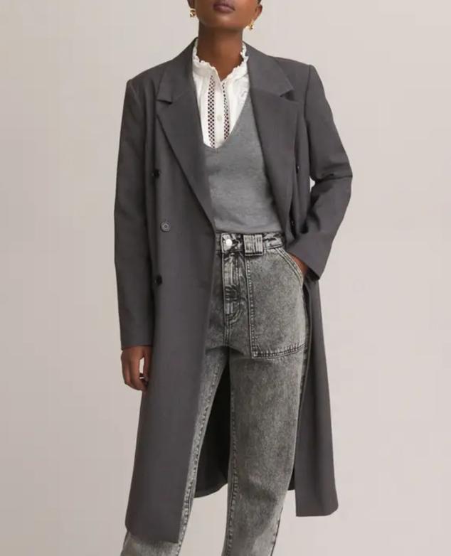 Gabardina holgada de doble abotonadura en color gris oscuro. Se trata de un abrigo de inspiración masculina completamente adaptado al vestuario femenino. A medio camino entre una chaqueta y un abrigo, es fácil de combinar y da un giro instantáneo a tu look. Precio: 43.99 euros en La Redoute (precio habitual: 79.99 euros). Cómpralo aquí