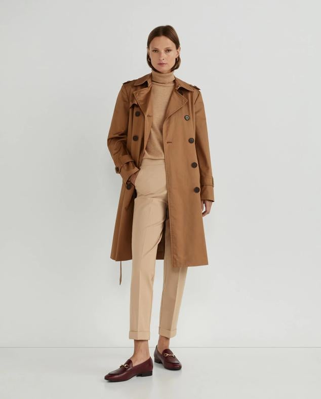 Gabardina larga clásica con cinturón, cierre de botones y dos bolsillos. Disponible en color caramelo y beige. Precio: 119 euros en El Corte Inglés. Cómpralo aquí