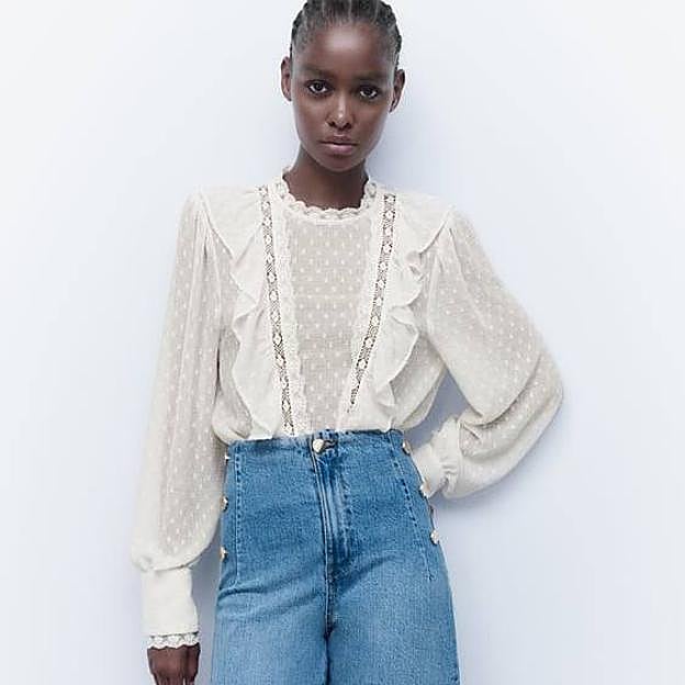 Imagen principal - Necestas una blusa de color crudo para tus looks básicos