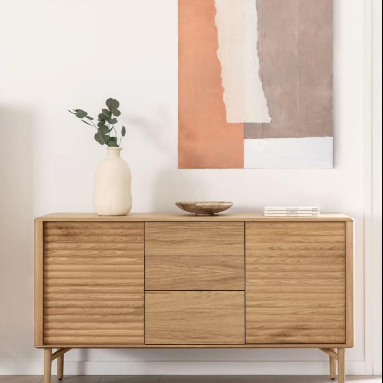 Una cómoda de estilo nórdico muy elegante para una cálida bienvenida al hogar.